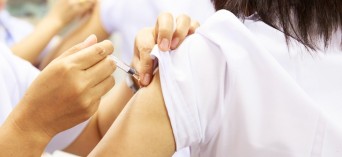Masowe szczepienia w Polsce: samorządy walczą z rakiem szyjki macicy