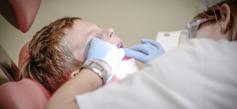 Hajnówka: bezpłatne świadczenia stomatologiczne dla dzieci i młodzieży w dentobusie