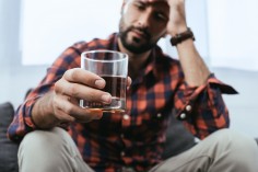 Czy picie w samotności to oznaka alkoholizmu? 5 objawów problemu z alkoholem
