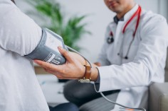 Czym zajmuje się hipertensjolog i z jakimi dolegliwościami się do niego zgłosić?
