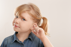 Wsparcie dziecka z ubytkami słuchu - jakie są możliwości?