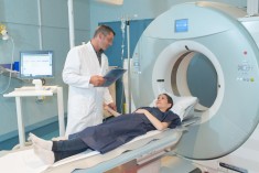 Czym się różni rezonans magnetyczny od tomografii komputerowej?
